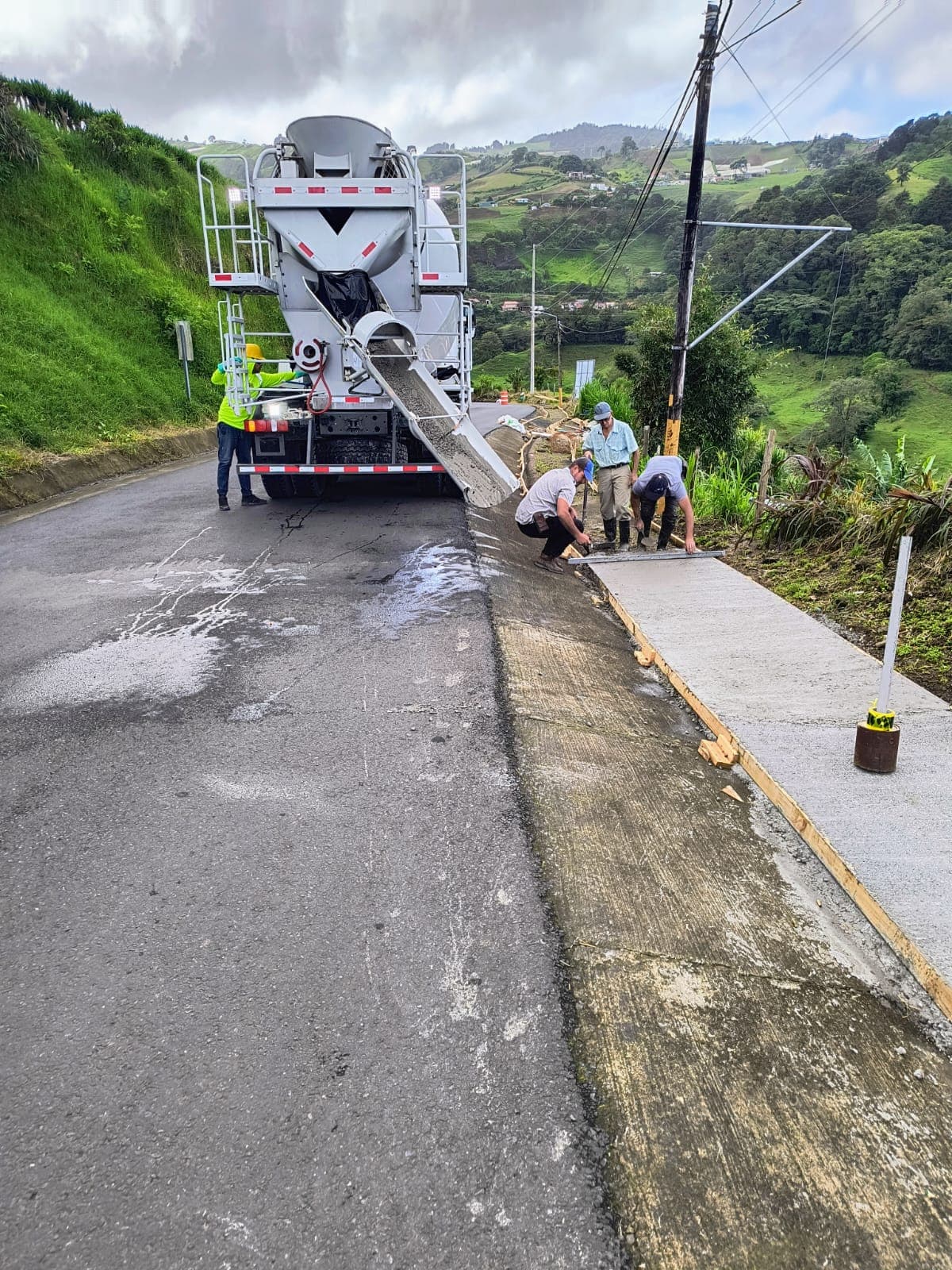 Personas trabajando en una acera comunal.