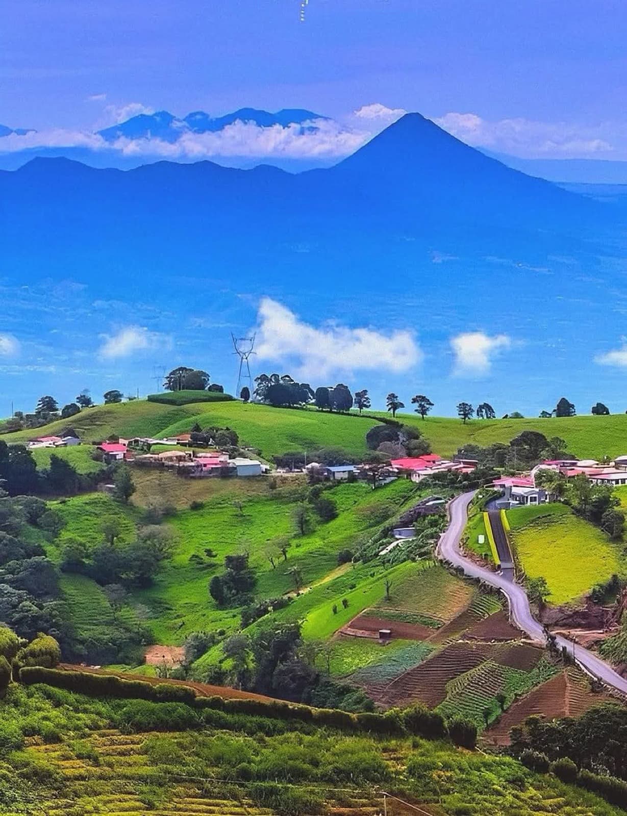 Paisaje montañoso verde del cantón de Zarcero.